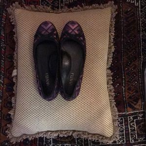 Festive Vaneli size 5 patterned flats.